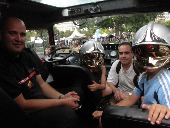 Loïc, son frère, son père et l'un des militaires pompiers de l'air. Photo : Julie Hammett.