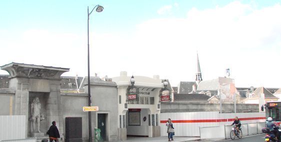 Le chantier Laennec protégé par une palissade en tôle - Photo : VD.