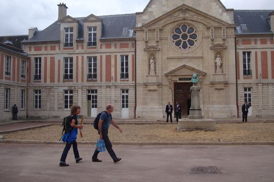 Des passants s'arrêtent par hasard en revenant des courses pour visiter la chapelle Laennec le dimanche 18 septembre - Photo : VD.