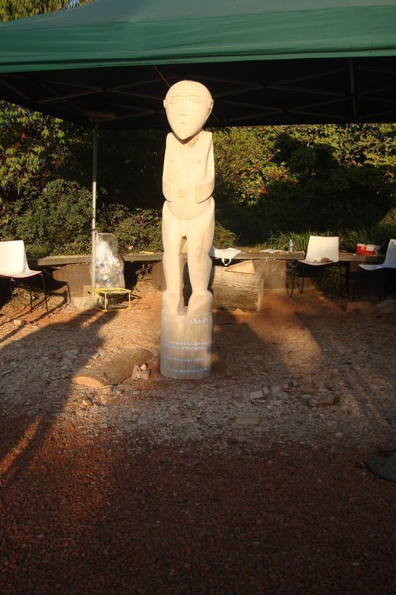 1er octobre 2011 à 18h13 : le Ti'i polynésien de 2,13 mètres de haut vient d'être levé pour la première fois - Photo : Vaea Devatine.