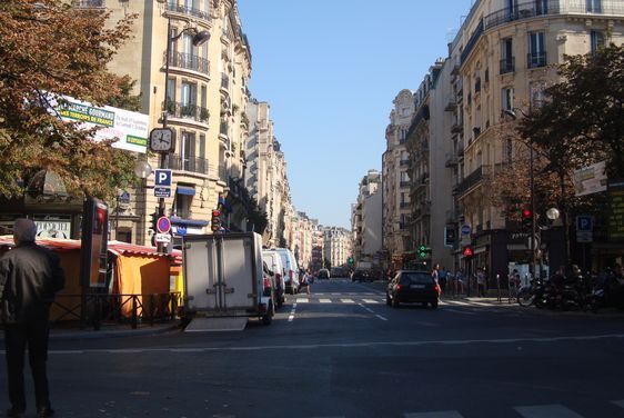 La place sans nom qui coupe la rue de la Convention au niveau de la station de métro Convention - Photo : Vaea Devatine.
