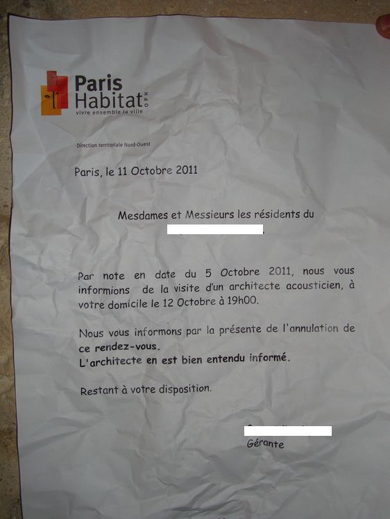 Affiche de Paris Habitat récupérée dans la poubelle par un résident de l'immeuble - Photo : VD.