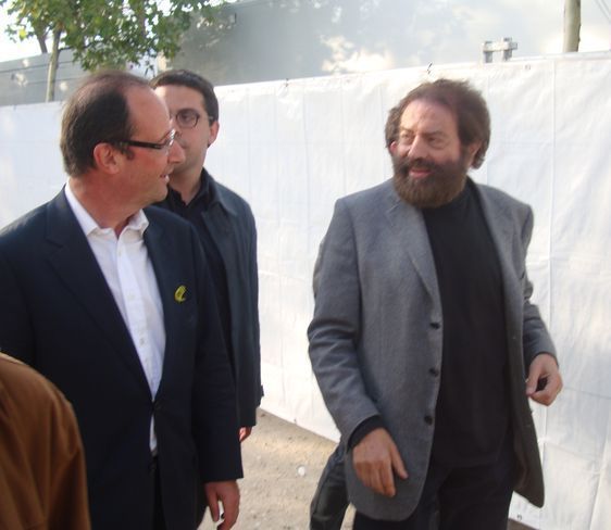 Marek Halter alerte François Hollande sur le sort du Mur de la Paix lors du concert SOS Racisme sur le Champ de Mars le 14 juillet 2011- Photo : VD.