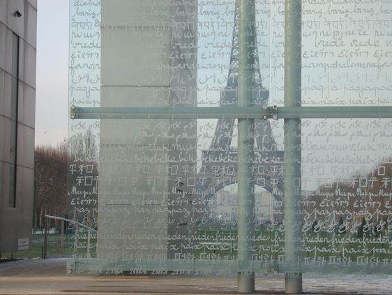 Détail du Mur de la Paix - Archives Paris Tribune.