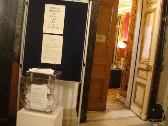 Urne pour le respect de la loi sur le Champ de Mars à l'entrée de la salle du conseil de la mairie du 7e arrondissement le 3 novembre 2011 - Photo : Vaea Devatine.