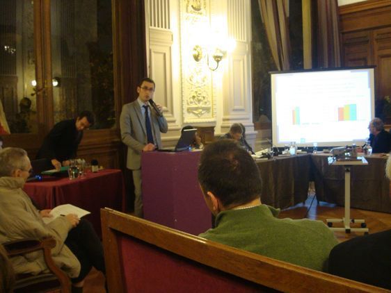 Présentation de l'Etat spécial du 4e arrondissement par le directeur général des services de la mairie du 4e arrondissement lors du conseil d'arrondissement le 7 novembre 2011 - Photo : Vaea Devatine.