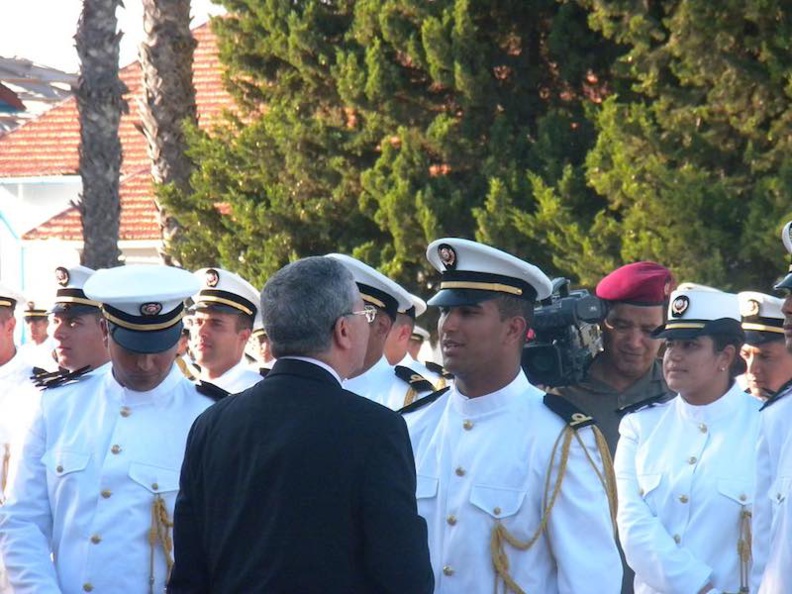 Le ministre de la défense tunisienne, Abdelkrim Zbidi, de dos, passant en revue les nouvelles promus de l'académie navale de Tunisie à Menzel Bourguiba © rais58 28 juin 2012 CC-BY SA 2.0