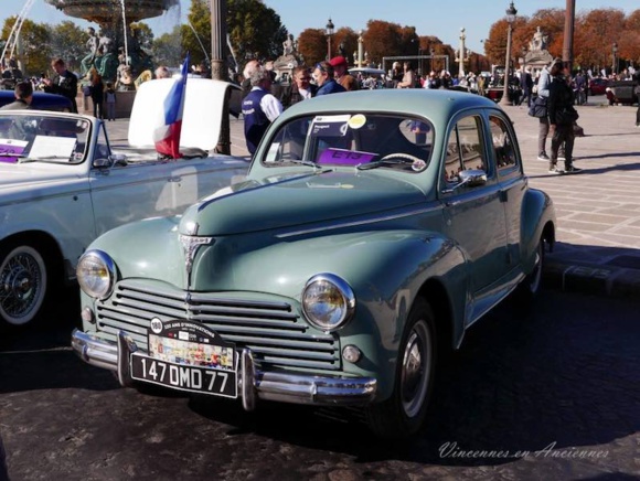 Les voitures anciennes au contact des Parisiens, ici place de la Concorde en 2018 - www.vincennesenanciennes.com