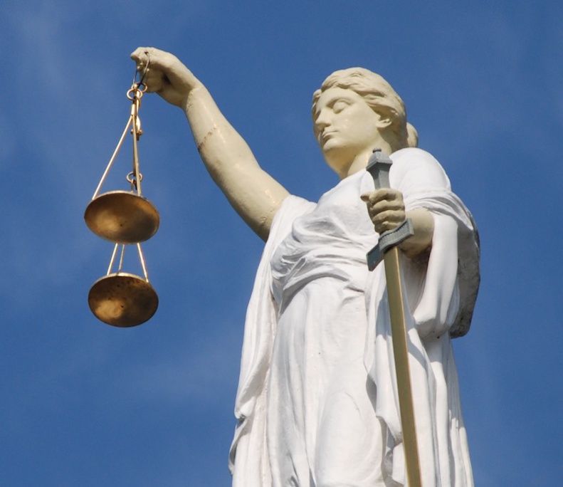 Fille de la Terre (Gaïa) et du Ciel (Ouranos), Thémis, la déesse grecque de la justice, incarnait l'ordre divin, la loi et la coutume.