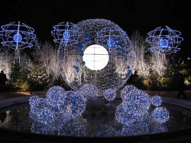 Une fontaine au rond-point des Champs-Elysées Illuminations lors des fêtes de fin d'année au temps du Marché de Noël sur l'avenue © baccus7.