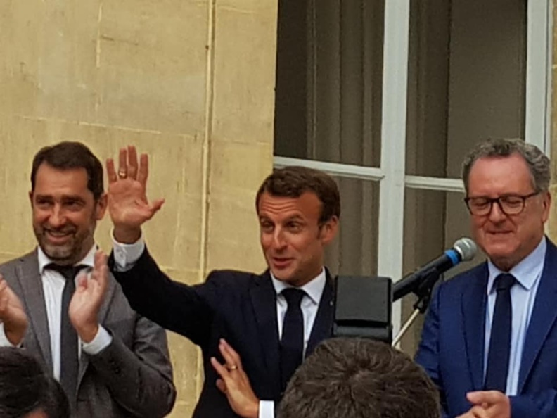 Patricia Gallerneau prend en photo Christophe Castaner, à l'époque Ministre chargé des relations avec le Parlement, Emmanuel Macron et Richard Ferrand, à l'époque président du groupe LREM à l'Assemblée nationale - 24 juillet 2018  à la Maison de l'Amérique Latine Paris 7e arrondissement © page Facebook souvenirs de Patricia Gallerneau.