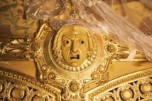 Détail de la restauration de la dorure du Théâtre du Châtelet © Thomas Amouroux, Théâtre du Châtelet.