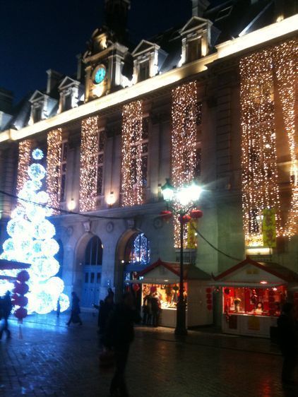 La mairie illuminée et aux couleurs du Nouvel An chinois