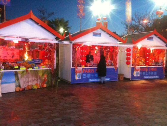 Devant la mairie, le marché du Nouvel An chinois - Photo : GB.