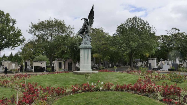 La tombe de Jacques Chirac se trouve dans l’avenue Principale, au rond-point central du cimetière du Montparnasse, devant la statue « Le Génie du sommeil éternel » © VD/PT
