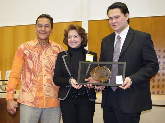 A gauche, Rahiti Buchin, conseiller pédagogique au sein de la cellule Langues et cultures polynésiennes (LCP) de la direction de l’Enseignement primaire, la représentante de Agence Europe Education Formation France et à droite, Gérald  Huioutu, le nouveau Délégué de la Polynésie française à Paris.