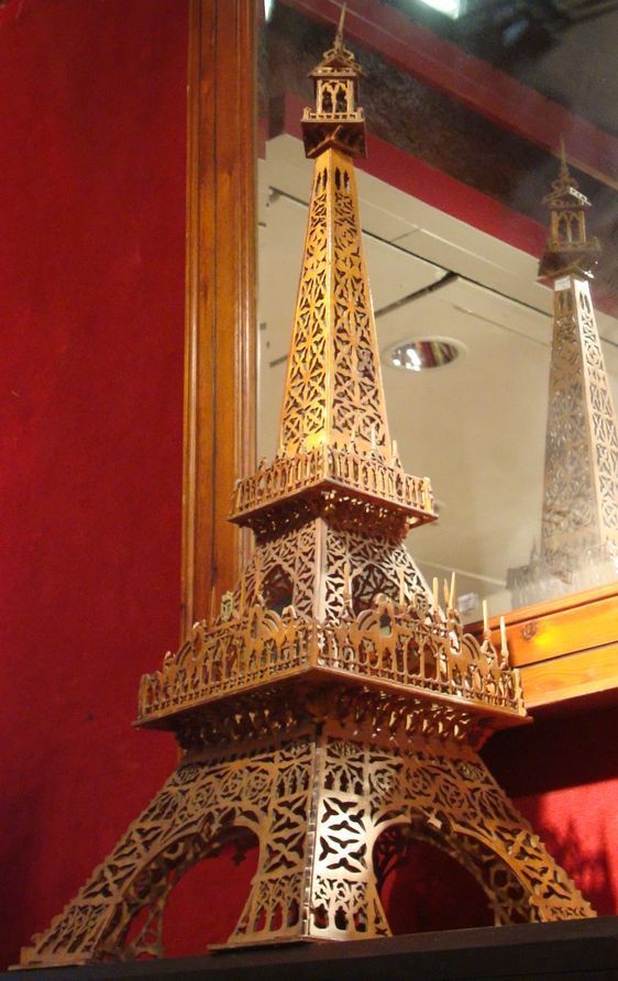 Lot n° 67 Tour Eiffel en bois ajouré du XIXème siècle - Photo : VD.