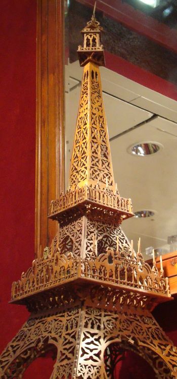 La Tour Eiffel en bois ajouré, un modèle réalisé d’après les premiers plans de Gustave Eiffel (1889)  et exposée en 1900, n'a pas trouvé acquéreur. Photo : VD.