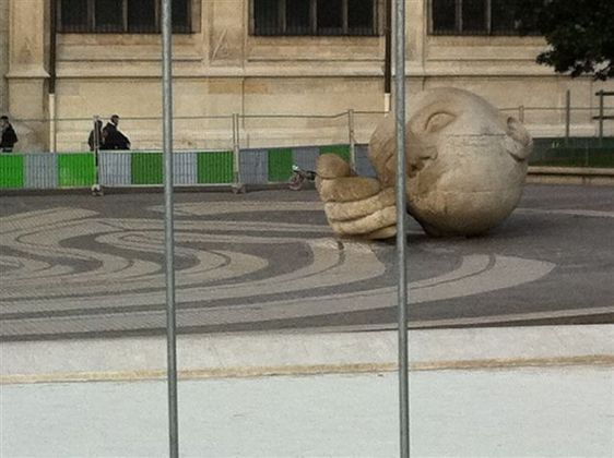 La sculpture " écoute " par Henri de Miller sur l'ex-place Cassin dans le quartier des Halles - Photo : AB.