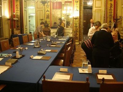 Installation des élus en face du maire, et du public, à sa droite - Photo : VD.