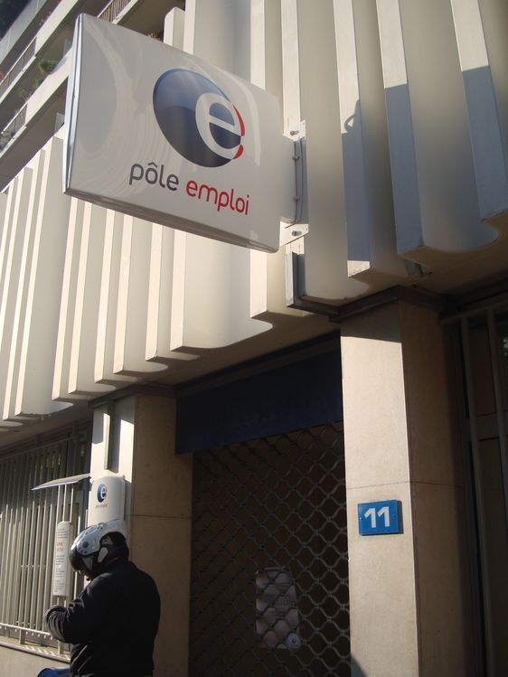 Agence de Pôle Emploi fermée après la prise d'otage de la directrice par un chômeur de longue durée qui venait à son rendez-vous dans le 11e arrondissement de Paris, le 17 octobre 2011 - Photo : VD.