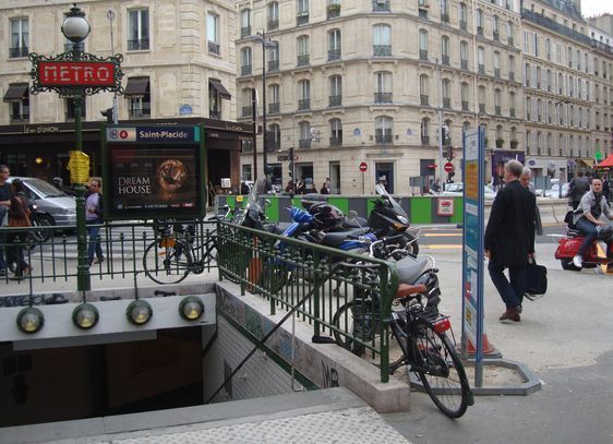 Deux-roues garées sur le trottoir en cours d'aménagement rue de Rennes - Photo : PT - octobre 2011.
