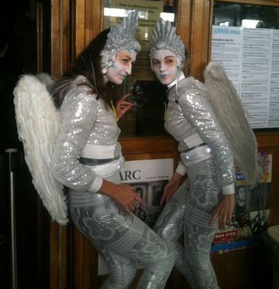 Les artistes à l'entrée de l'Alimentation Générale