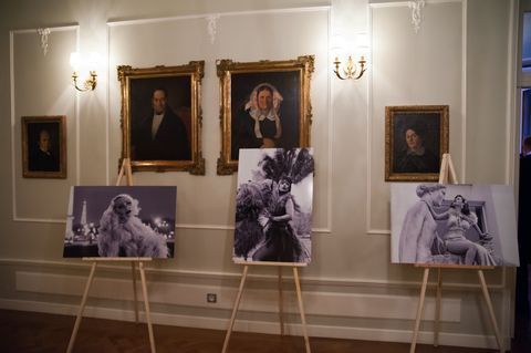 Les danseuses se mêlent aux maîtres des lieux ... crédits : Alexandre Massin