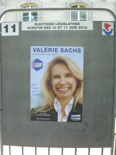 Panneau électoral de Valérie Sachs (Divers Centre) devant la mairie du 16e arrondissement - Photo : VD.