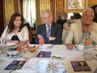 Lynda Asmani, Jean Arthuis et Pierre Cornette de Saint-Cyr en discussion avec des chefs d'entreprise et des entrepreneurs - Photo : VD.
