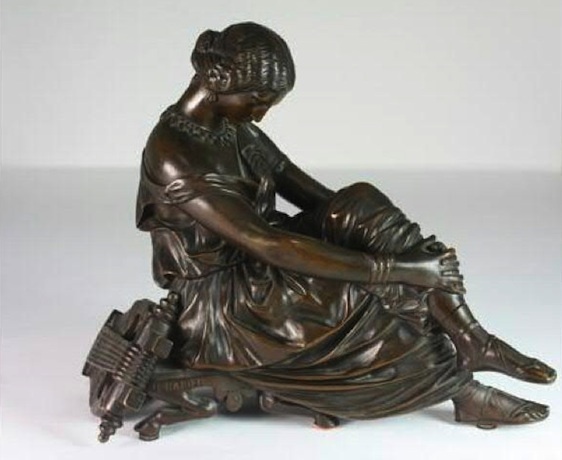 Lot n° 171 - PRADIER James (1790-1852) Sapho assise au regard pensif Bronze à patine brune Signé et cachet de fondeur 'SUSSE Frères' sur l'assise du tabouret 23 x 28 x 14 cm Estimation : 600/800€ (c) Osenat Fontainebleau.