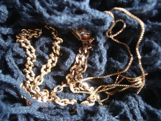 Chaînes en or.