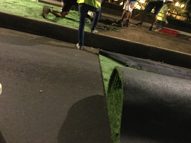 pose d’un rouleau de gazon synthétique sur le front de mer de Papeete le mercredi 24 juin 2020 @ VD/MT.
