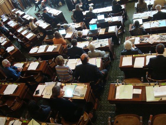 Dans la rangée du milieu, entre la droite à gauche et la gauche à droite : le groupe Centre et Indépendants au conseil de Paris.