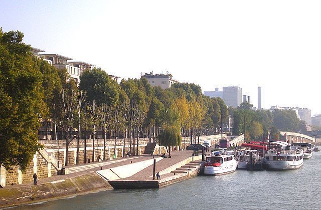 Le Port Henri IV aménagé depuis par l'architecte paysagiste Alexandre Chemetoff : un double niveau de quai permet aux piétons d'accéder au bord de l'eau et une galerie artistique aménagée le long de l’écluse permet de passer du port Henri IV au bassin de l’Arsenal  (c) Mbzt.