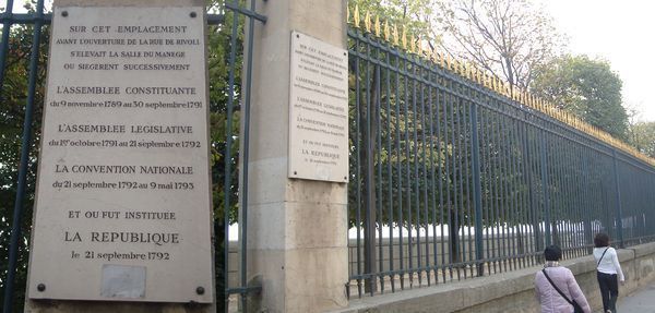 Une plaque, 2 erreurs : la Convention nationale siège dès le 20 septembre 1792 et l'An I de la République débute le 22 septembre ou les 21 et 22 septembre 1792.