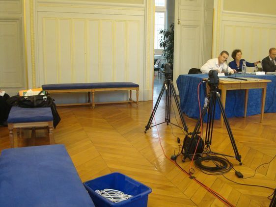 Les banquettes du public repoussées pour laisser plus de place aux caméras : les élus vont pouvoir être mieux cadrés - Photo : VD, conseil du 6e le 2 octobre 2012.
