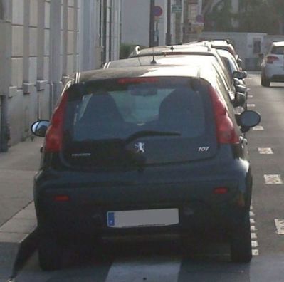 Voitures en stationnement résidentiel et non résidentiel.