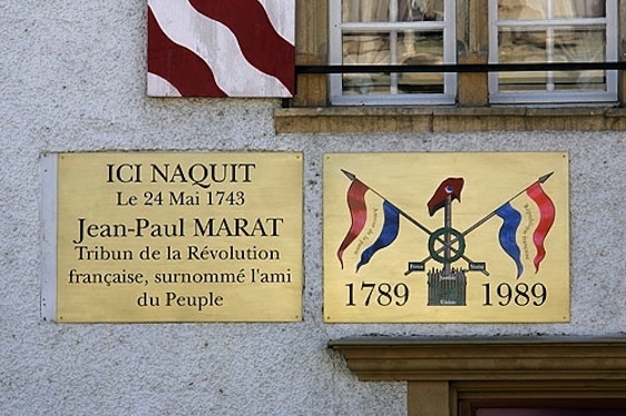 Plaque commémorative sur la maison natale de Jean-Paul Marat à Boudry, commune suisse du canton de Neuchâtel (c) Photo Roland Zumbühl - Arlesheim. En 2005, la France refuse à la Suisse la pose d'une plaque commémorant le courage de la garde Suisse, en témoignage de reconnaissance et d’amitié au peuple suisse. Le massacre de la garde Suisse le 10 août puis les 2 et 3 septembre 1792 marque le début de la Terreur. Cette plaque était destinée à la Chapelle expiatoire, ancien lieu du charnier où les corps ont été jetés. Le Maire de Paris, soutenu par le Ministre de la Culture, met son veto. La plaque est alors remise au Musée des Invalides et personne ne l'a plus jamais revue.