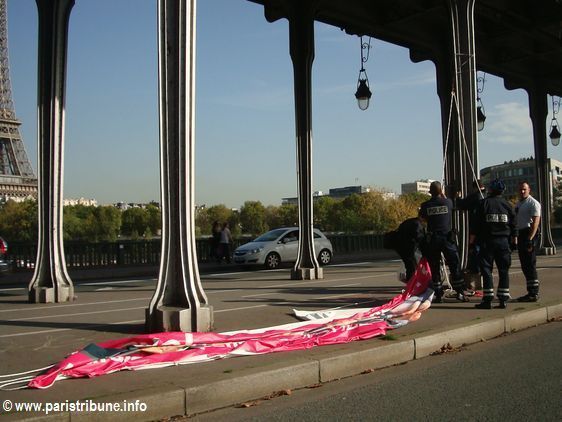 La banderole, avec l'image des 4 Présidents de la République, est décrochée du Pont Bir-Hakeim à 14h50.