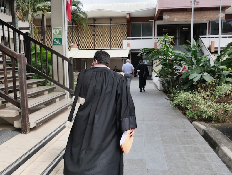 A la sortie de l'audience en référé suspension : Maître François Mestre et son client Jacques Mérot (au fond) et Maître Vincent Dubois (au premier plan) - Palais de justice de Papeete © VD - MT.