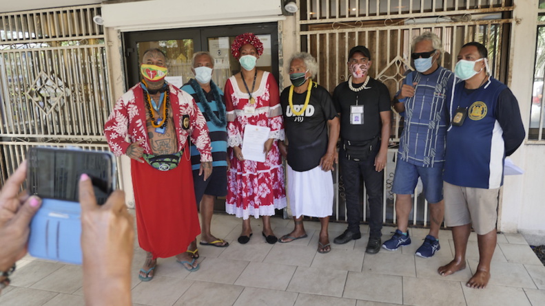 Les représentants du Roi Ali'i Nui Aleka Aipoalani avec Bernard T. qui revendique les terres © VD/MT