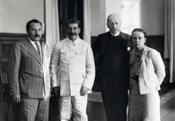 Exposition Intelligentsia à Paris : Aleksandr Arossev, directeur de la VOKS, Joseph Staline, Romain Rolland et Maria Koudacheva au Kremlin, à Moscou en 1935 à l’occasion de l’entretien entre le dictateur et "le plus grand écrivain du monde" © RGAKFD - Photographe inconnu.