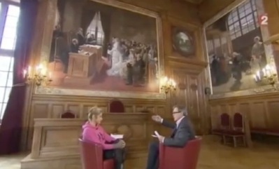 Interview d'une durée de 6 minutes dans la salle des mariages de la mairie du 19e arrondissement : "On est ici avec vous Frigide Barjot" (c) Capture d'écran France 2.