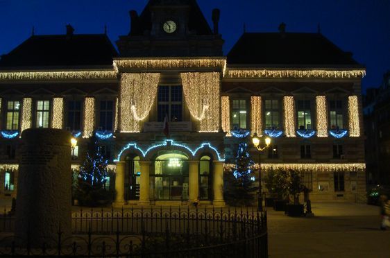 La mairie du 19e arrondissement illuminée (c) Photo Paris Tribune Archives.