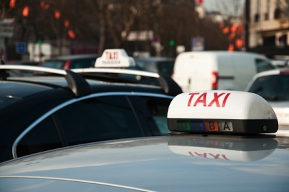 Grève des taxis parisiens : Les enseignes sur les toits des taxis étaient soit éteints, soit allumés, soit recouverts de la gaine - © pixarno - Fotolia.com
