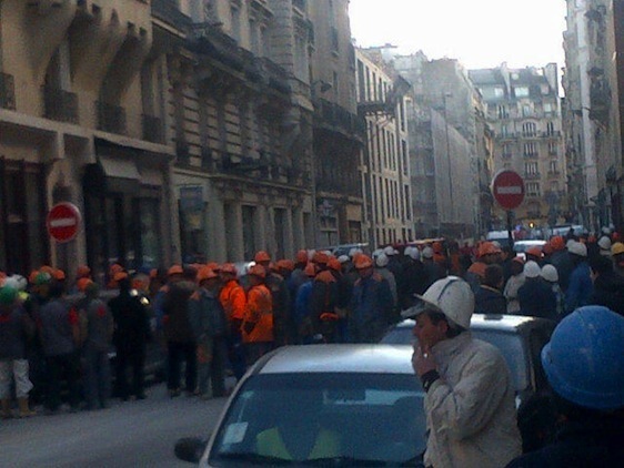Ouvriers évacués du chantier rue Vaneau le 11 décembre 2012 à 15h - Crédit photo : Guillaume Glitaunez.