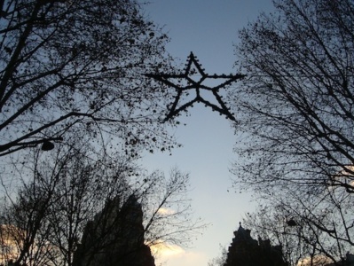 Les illuminations vont du 10 place Saint-Michel jusqu'au boulevard Saint-Germain via les rues Saint-André-des-Arts et de Buci.