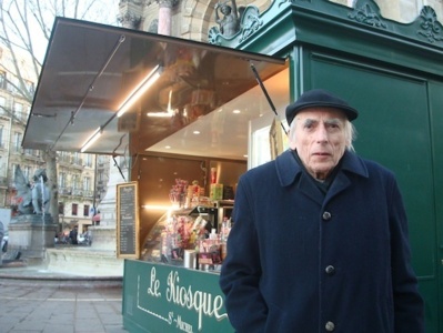 Devant le Kiosque Saint-Michel : une pétition de 500 signatures des riverains et des commerçants a demandé, entre autres, la modification de la couleur du kiosque qui est passée du marron au vert.