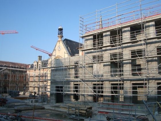 La Chapelle Laennec et un nouveau bâtiment construit dans l'esprit architectural du XVIIe siècle.